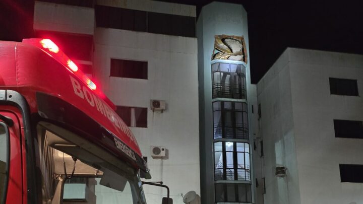 Vídeo impressionante mostra momento que laje desmorona e "lava" rua de Xaxim