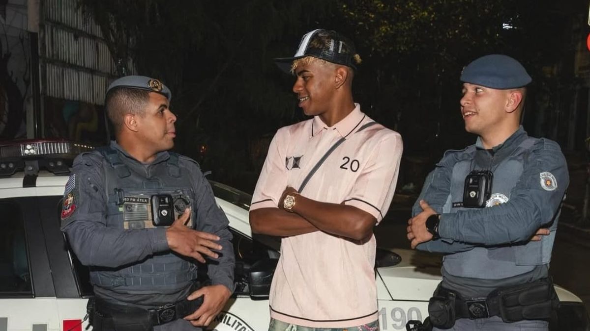 Lamine Yamal é tietado por policiais no Brasil (Foto: reprodução Instagram)