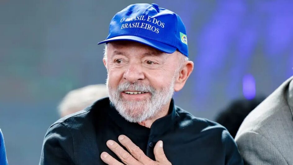 Lula seguirá na defesa da soberania contra tarifaço para fragilizar Bolsonaro, diz colunista