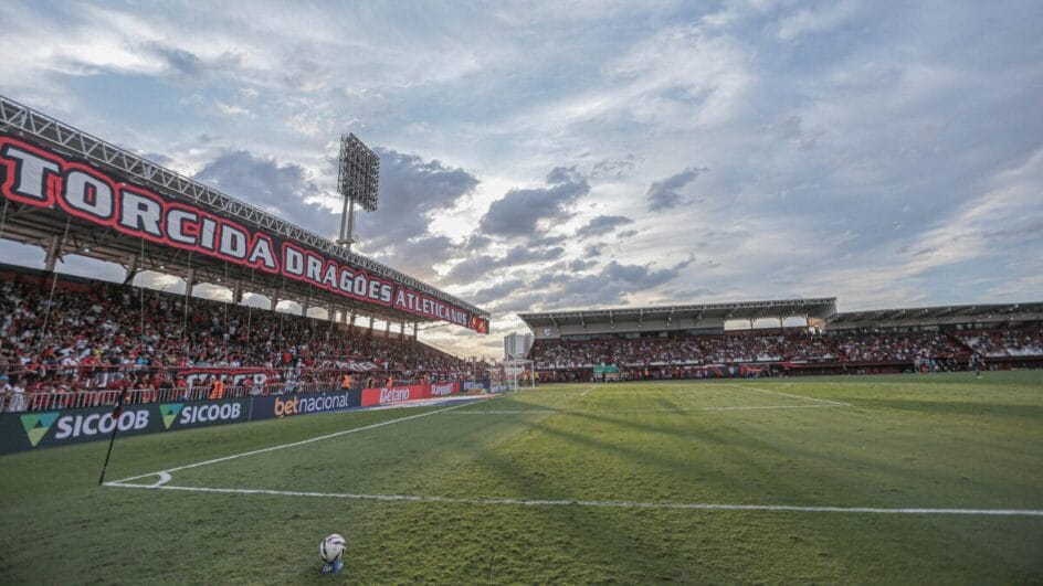 Estádio Antônio Accioly, palco de Atlético-GO x CRB pela Série B (Foto: Bruno Corsino, ACG)