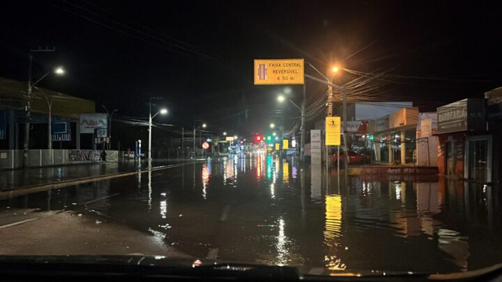 Maré alta causa alagamentos e complica trânsito em Florianópolis