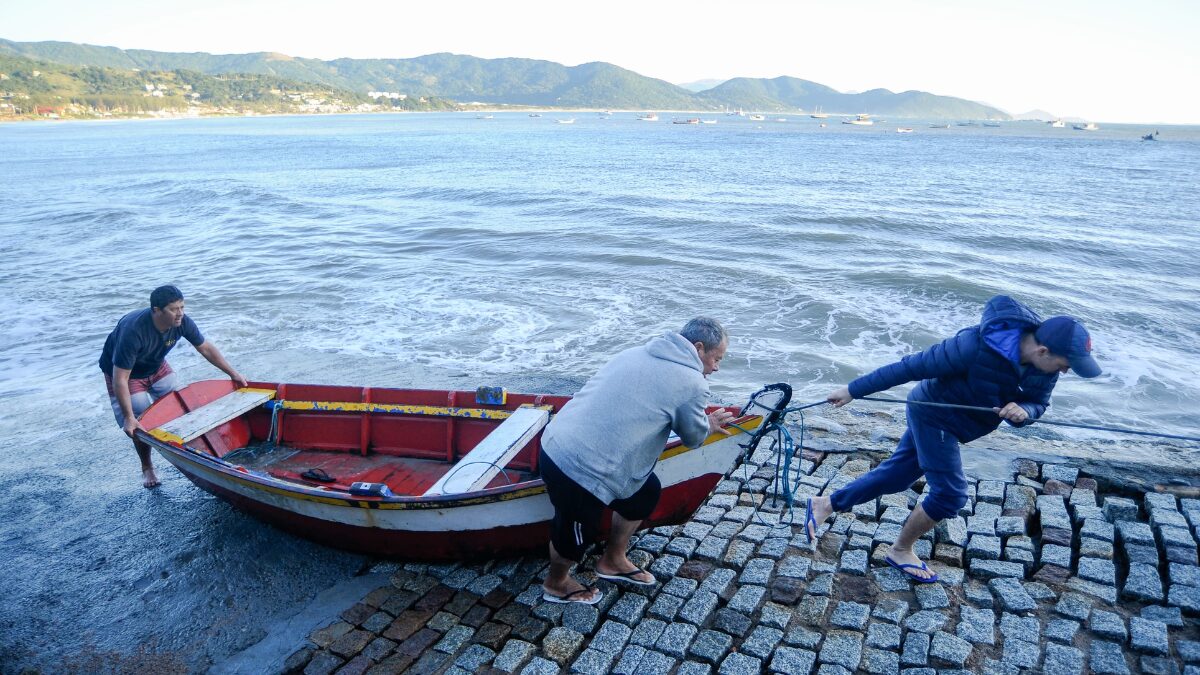 Maré alta causa alagamentos e gera caos em comunidade de pescadores no Sul de SC 