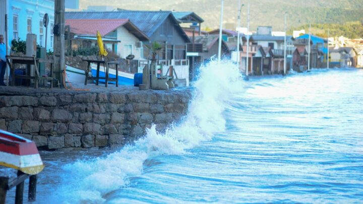 Maré alta causa alagamentos e gera caos em comunidade de pescadores no Sul de SC