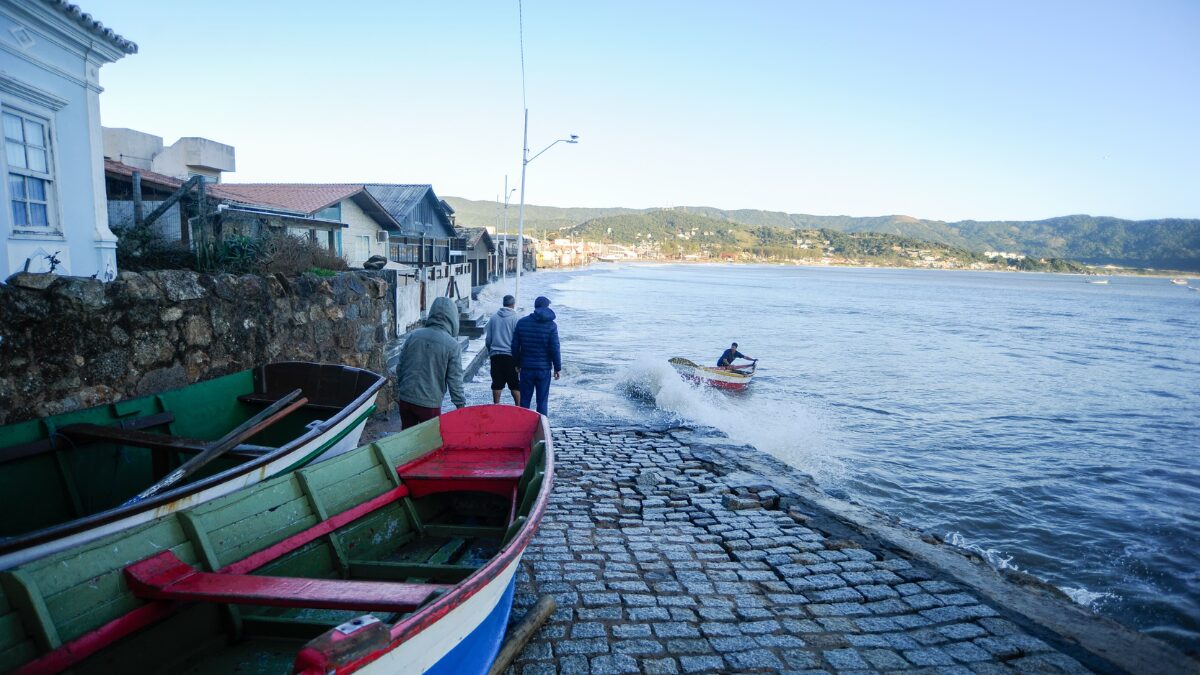 Maré alta causa alagamentos e gera caos em comunidade de pescadores no Sul de SC 