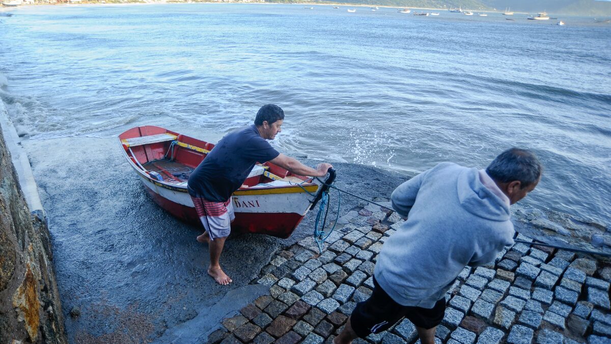 Maré alta causa alagamentos e gera caos em comunidade de pescadores no Sul de SC 