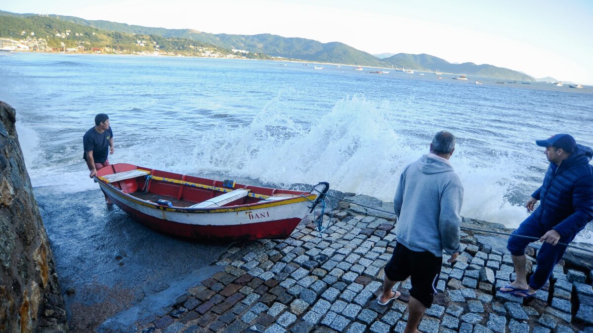 Maré alta causa alagamentos e gera caos em comunidade de pescadores no Sul de SC 