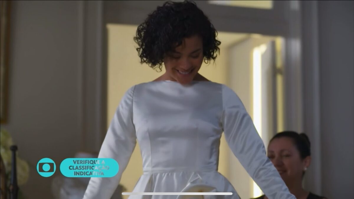 Maria de Fátima experimentando o vestido de noiva