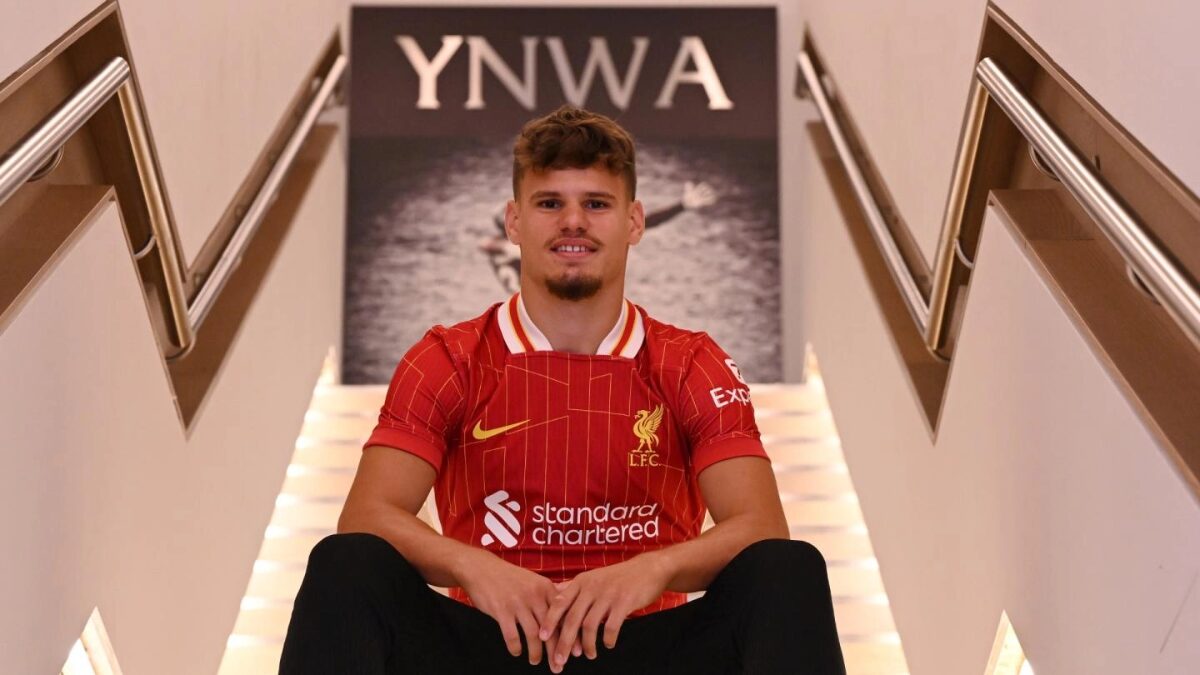 Milos Kerkez no Liverpool (Foto Divulgação, Liverpool)