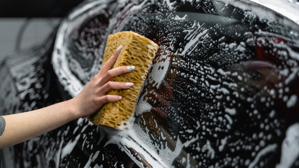 Você lava o carro com detergente? É melhor não