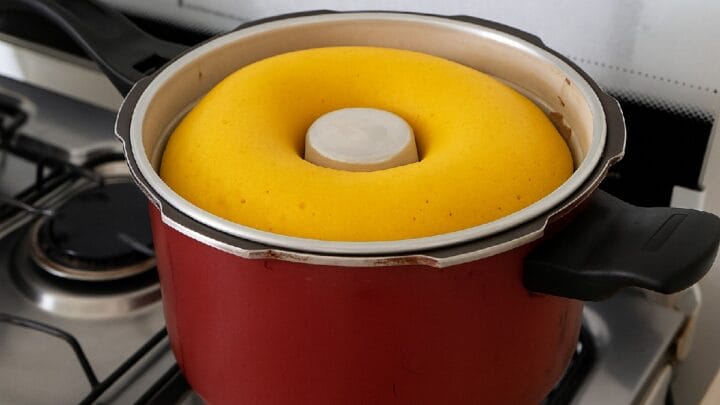 A técnica esquecida que assa bolos perfeitos sem usar forno (Foto: imagem gerada por IA)