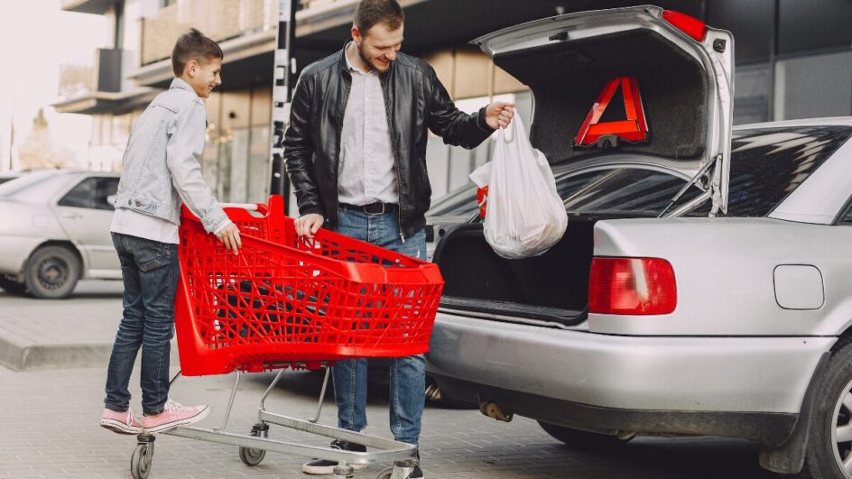 Levar as compras ou malas soltas no carro pode ser perigoso e pesar no bolso