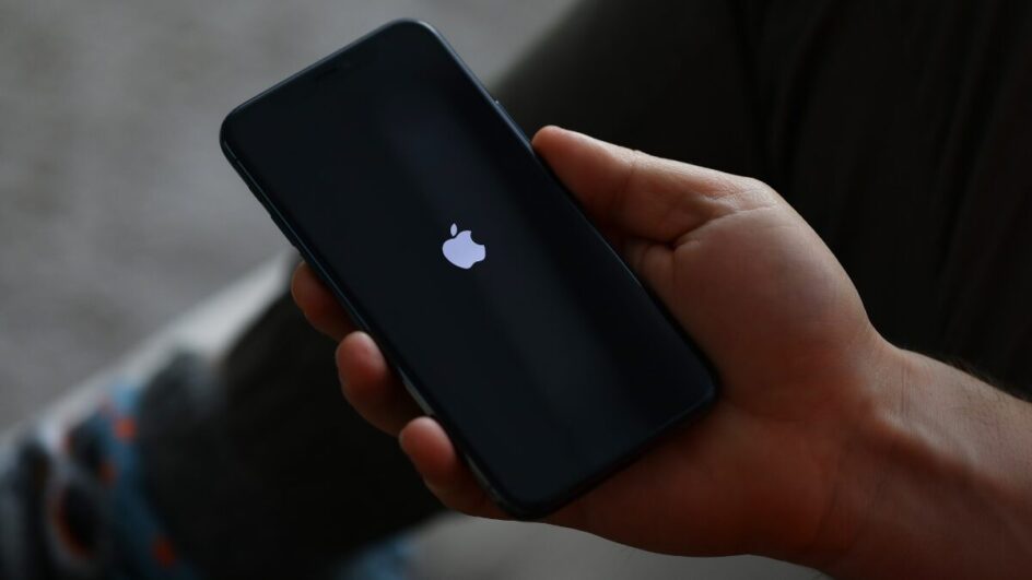 O que se sabe sobre jovem que morreu em ônibus com 26 iPhones colados ao corpo no PR