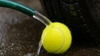 O truque da bola de tênis que vai mudar para sempre o jeito como você lava seu carro