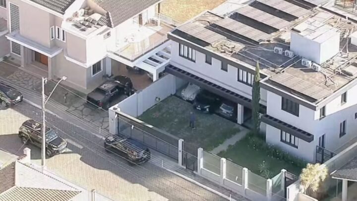 PF encontra US$ 14 mil na casa de Bolsonaro e apreende celular