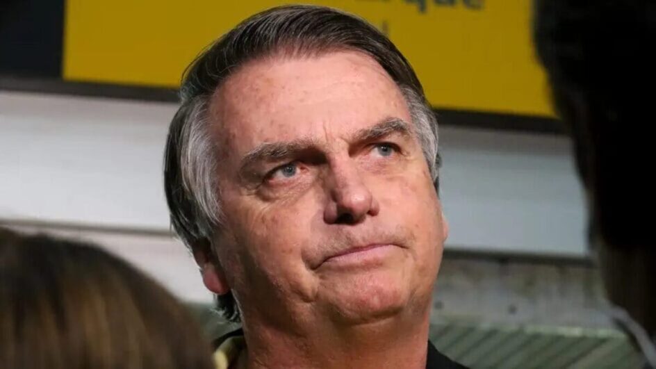 Bolsonaro foi abordado por agentes da PF quando chegava em casa (Foto: Tânia Rêgo, Agência Brasil)