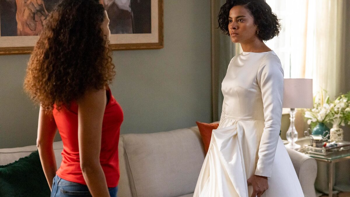 Raquel se vinga de Maria de Fátima e rasga o vestido de noiva da filha