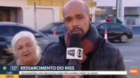 Repórter da NSC é interrompido por senhora pedindo para artravessar a rua e momento viraliza