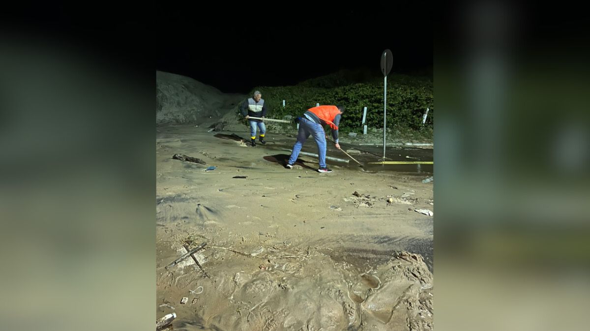 Ressaca em Balneário Barra do Sul (SC) após passagem de ciclone tropical