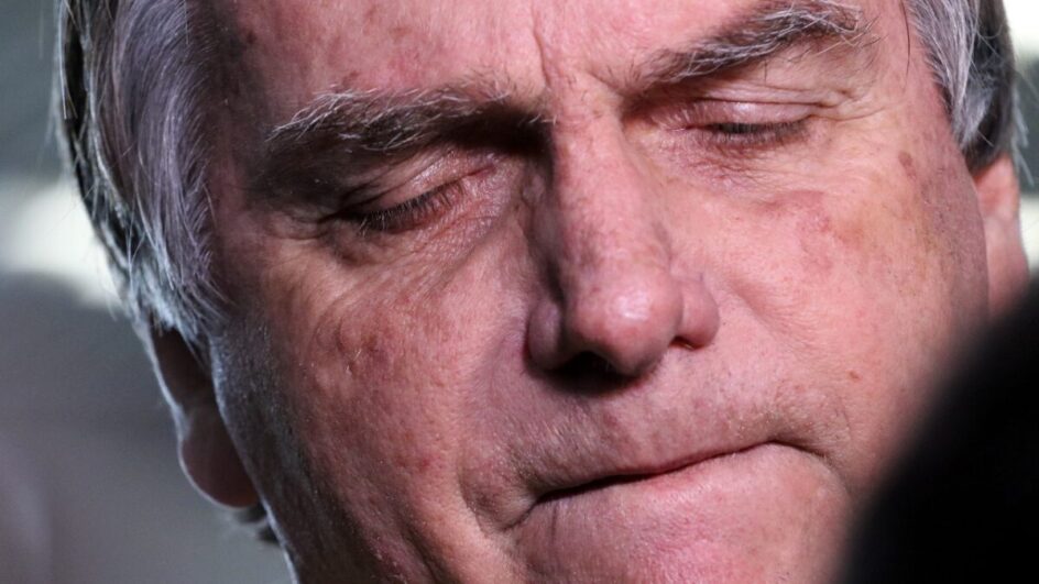 Rio de Janeiro (RJ), 29062023 - O ex-presidente Jair Bolsonaro desembarca no aeroporto Santos Dumont e fala sobre o julgamento no TSE que pode torná-lo inelegível. FotoTânia RêgoAgência Brasil