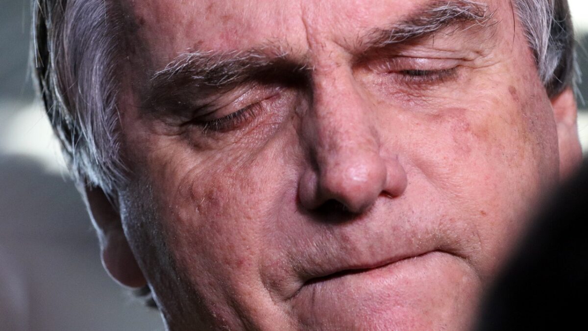 Rio de Janeiro (RJ), 29062023 - O ex-presidente Jair Bolsonaro desembarca no aeroporto Santos Dumont e fala sobre o julgamento no TSE que pode torná-lo inelegível. FotoTânia RêgoAgência Brasil