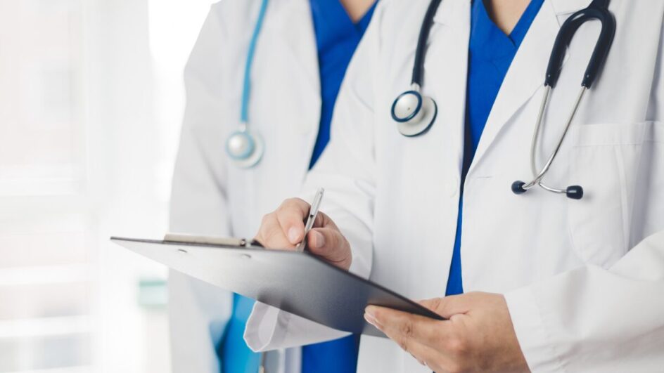 SC abre processo seletivo para área da saúde com salários de até R$ 10,3 mil; veja os detalhes