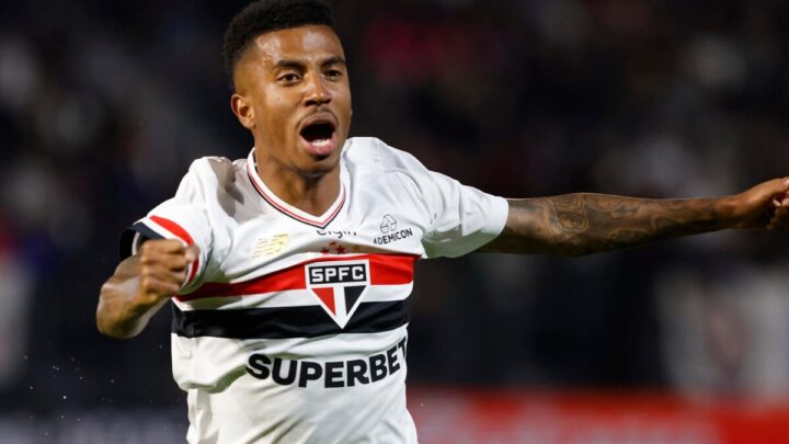 Jogador comemorando gol do São Paulo sobre o Bragantino pela Série A do Brasileirão