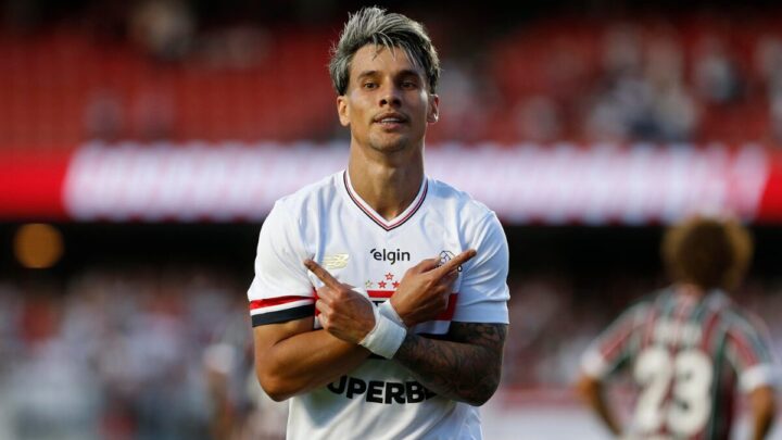 Jogador do São Paulo comemorando gol sobre o Fluminense pela Série B 2025