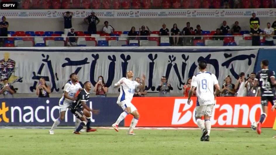 Lance entre Marcos Vinícius, do Avaí, e Pedro Rocha, do Remo, foi alvo de discussão entre árbitro e VAR (Foto: reprodução, CBF)