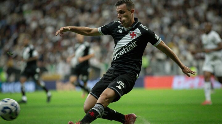 Jogador do Vasco em confronto pela Série A 2025