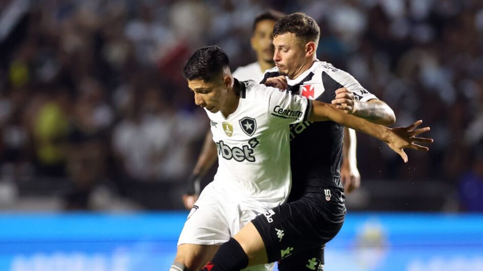 Jogadores do Vasco e Botafogo duelam pela bola