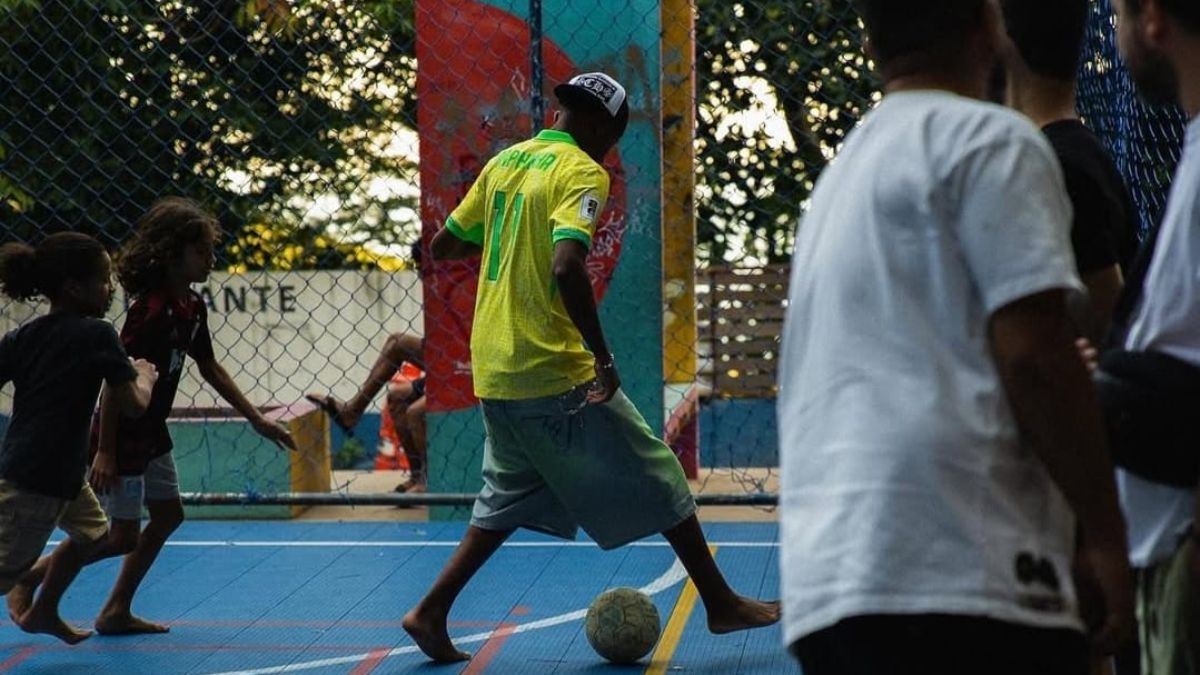 Lamine Yamal visita comunidade e joga bola com crinaças no Rio de Janeiro (Foto: reprodução Instagram)