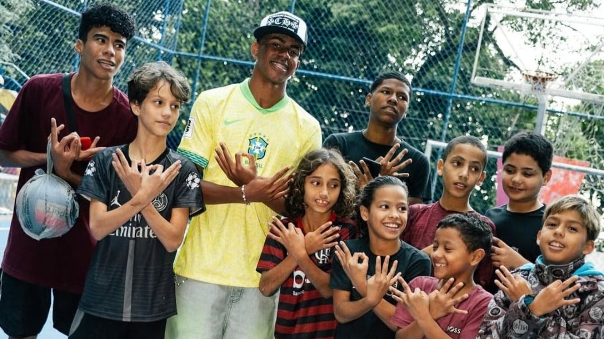 Lamine Yamal visita comunidade e joga bola com crinaças no Rio de Janeiro (Foto: reprodução Instagram)