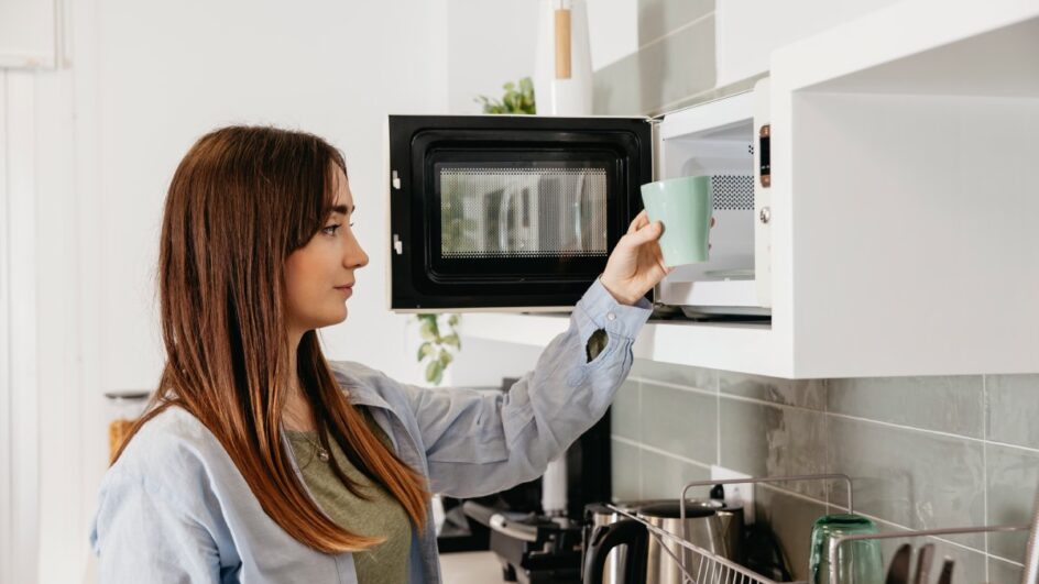 Micro-ondas é prático, mas alguns alimentos podem causar problemas. (Foto: Reprodução/Freepik)
