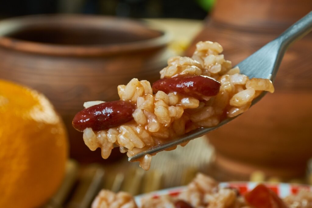 Garfo de metal com arroz e feijÃ£o-preto