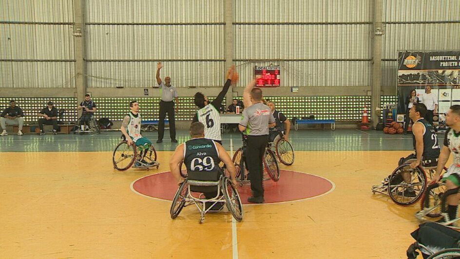 Atletas em ação basquete cadeira de rodas