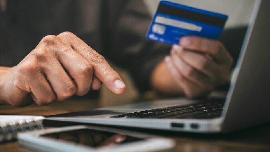 Cobrança indevida no cartão pode gerar reembolso (Foto: Banco de imagens)