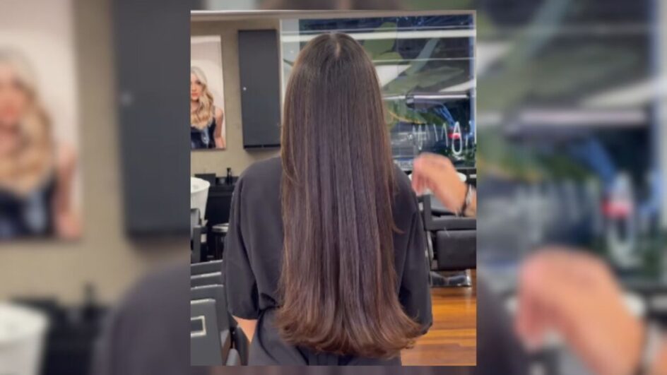 Mulher com cabelo longo e com mechas em chocolate virada de costas mostrando os cabelos
