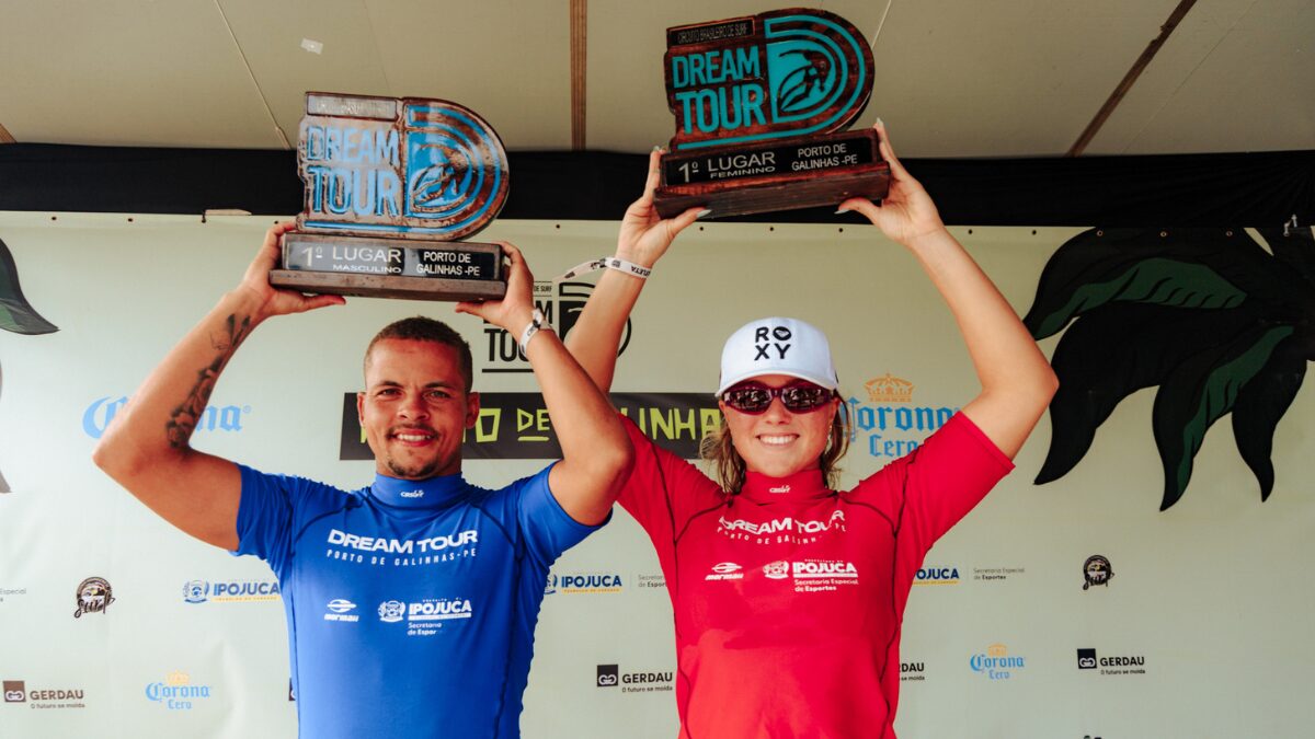 surfistas erguendo troféus