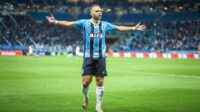 Braithwaite fez os dois gols do Grêmio (Foto: Lucas Uebel, Grêmio)