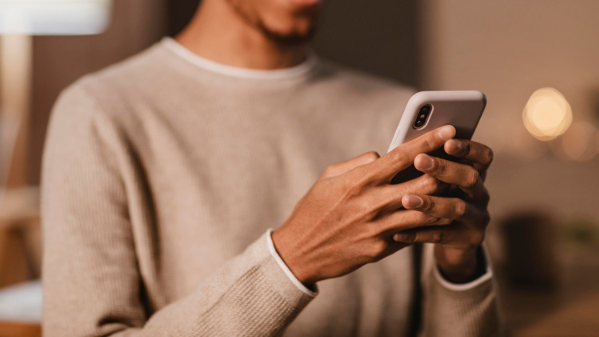 Seu celular é um vilão oculto? Entenda os riscos das 9 horas diárias e mude sua rotina (Foto: Banco de imagens)