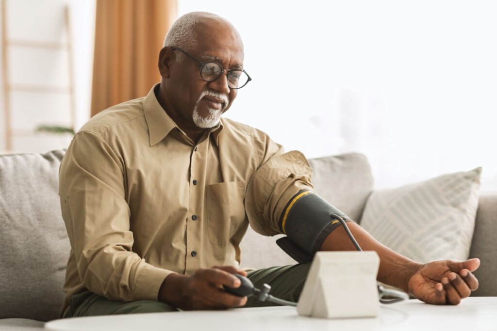 Homem medindo a pressÃ£o arterial