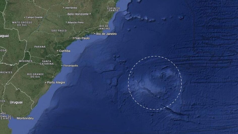 Ilha está a 1,2 mil km de distância da costa brasileira (Foto: Google Maps, Reprodução)
