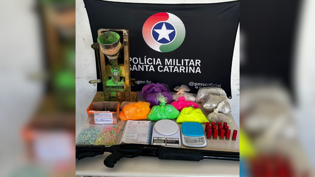 Também foi encontrada uma espingarda e outros objetos (Foto: PCSC, Divulgação)