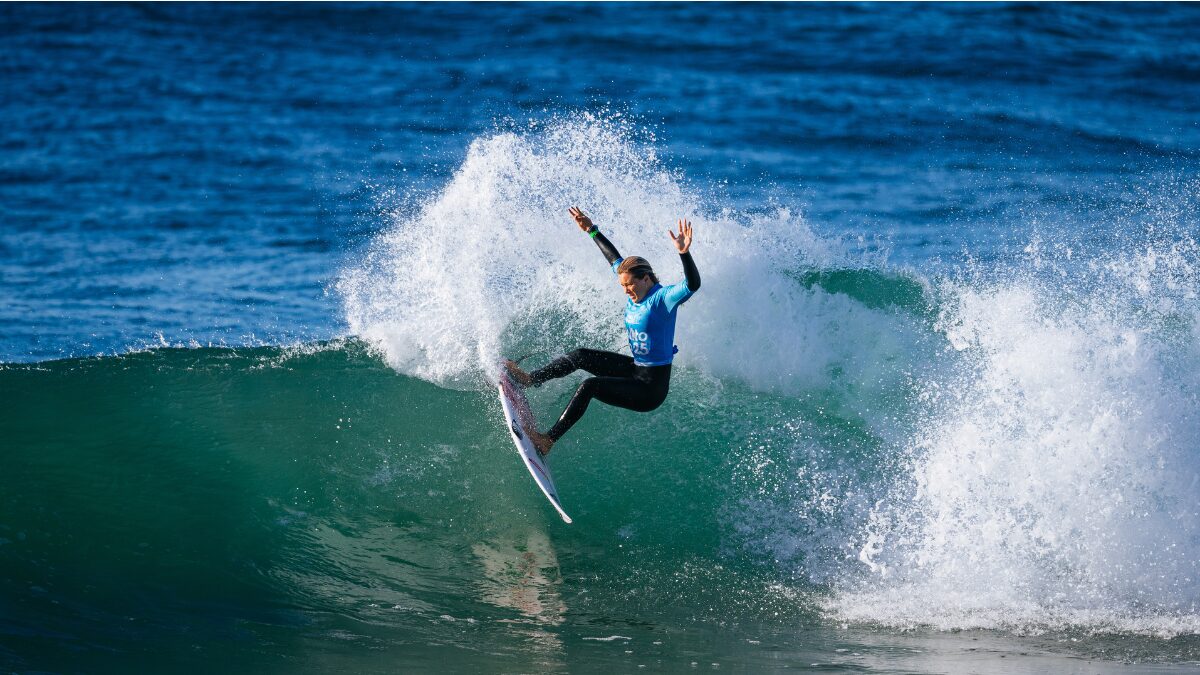 Laura raupp surfando