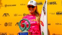 laura raupp segurando troféu