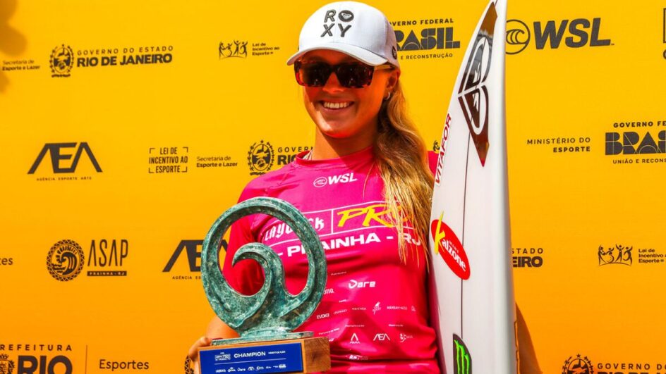 laura raupp segurando troféu