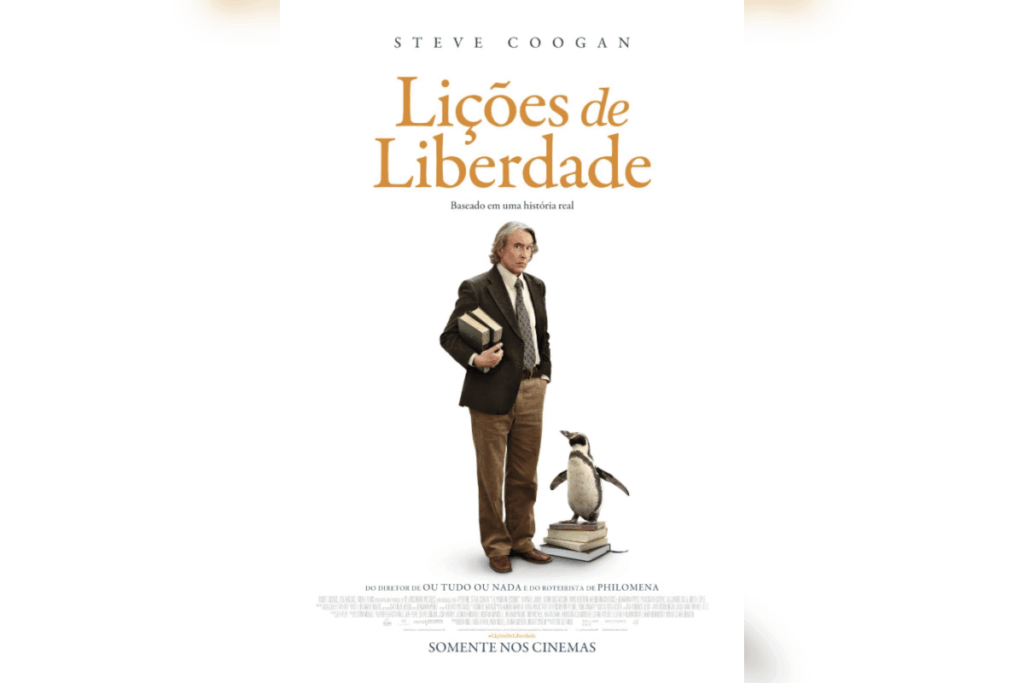 Professor de meia-idade com pinguim sobre livros em um fundo branco