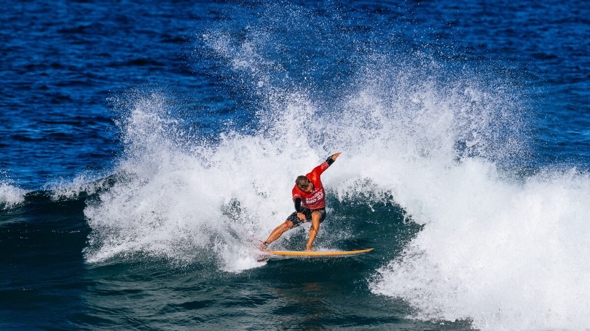 Lucas Silveira rasgando