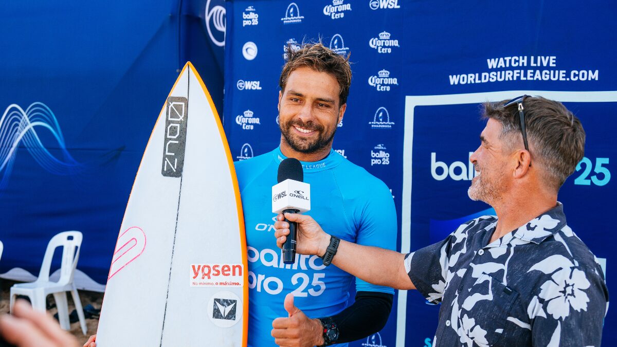 Lucas silveira dando entrevista