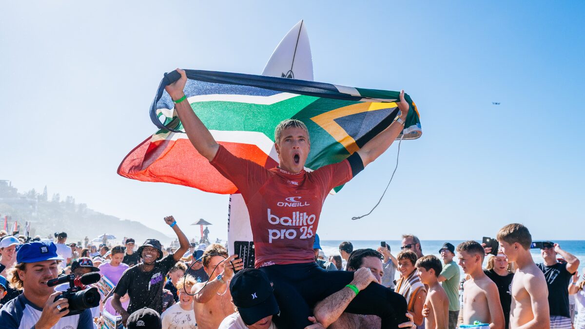 luke thompson comemroando a vitória
